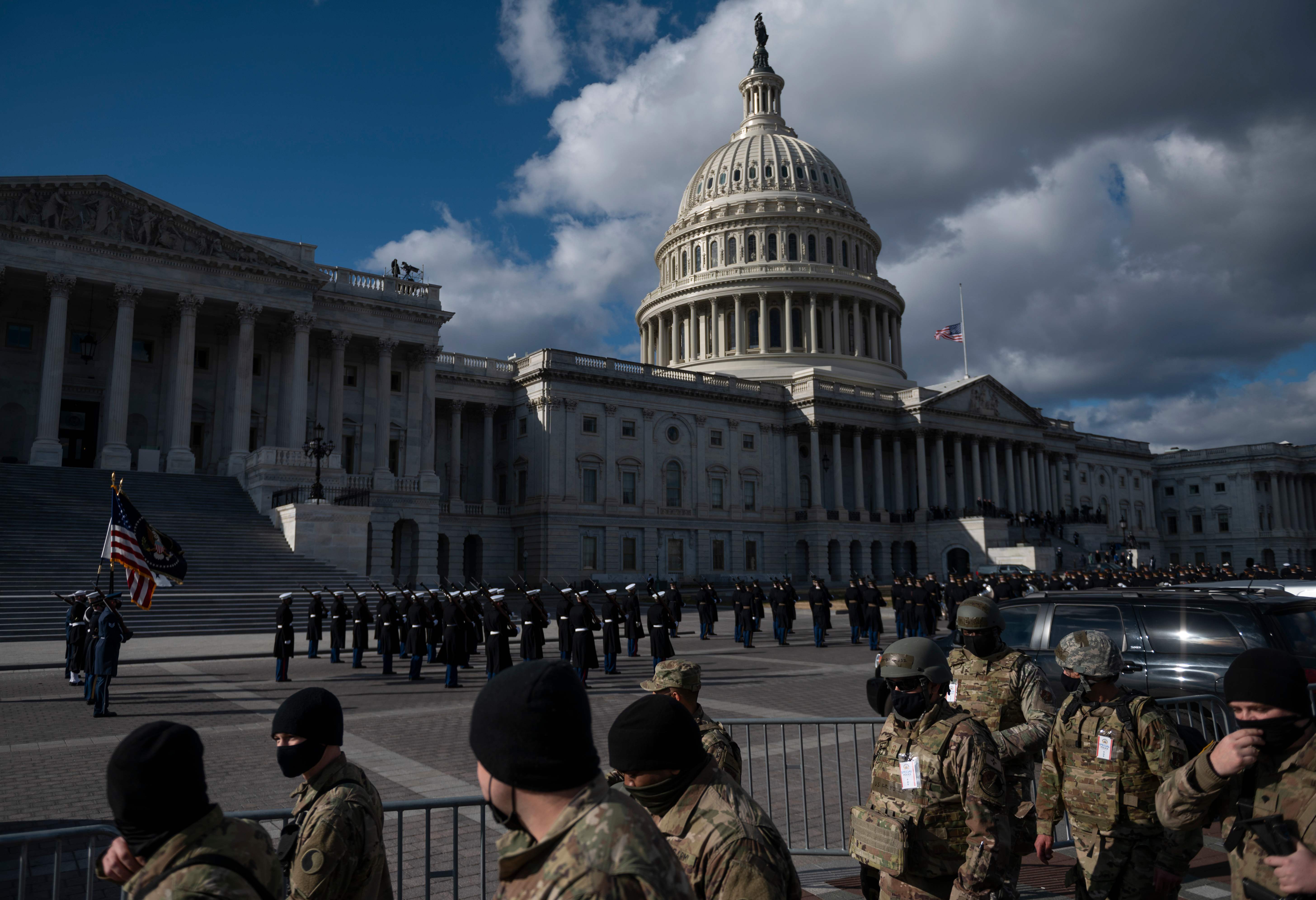 Washington está cercada por agentes de seguridad ante la posibilidad de nuevos disturbios de simpatizantes pro Trump. (Foto: AFP)