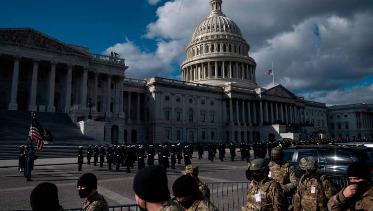 Washington está cercada por agentes de seguridad ante la posibilidad de nuevos disturbios de simpatizantes pro Trump. (Foto: AFP)