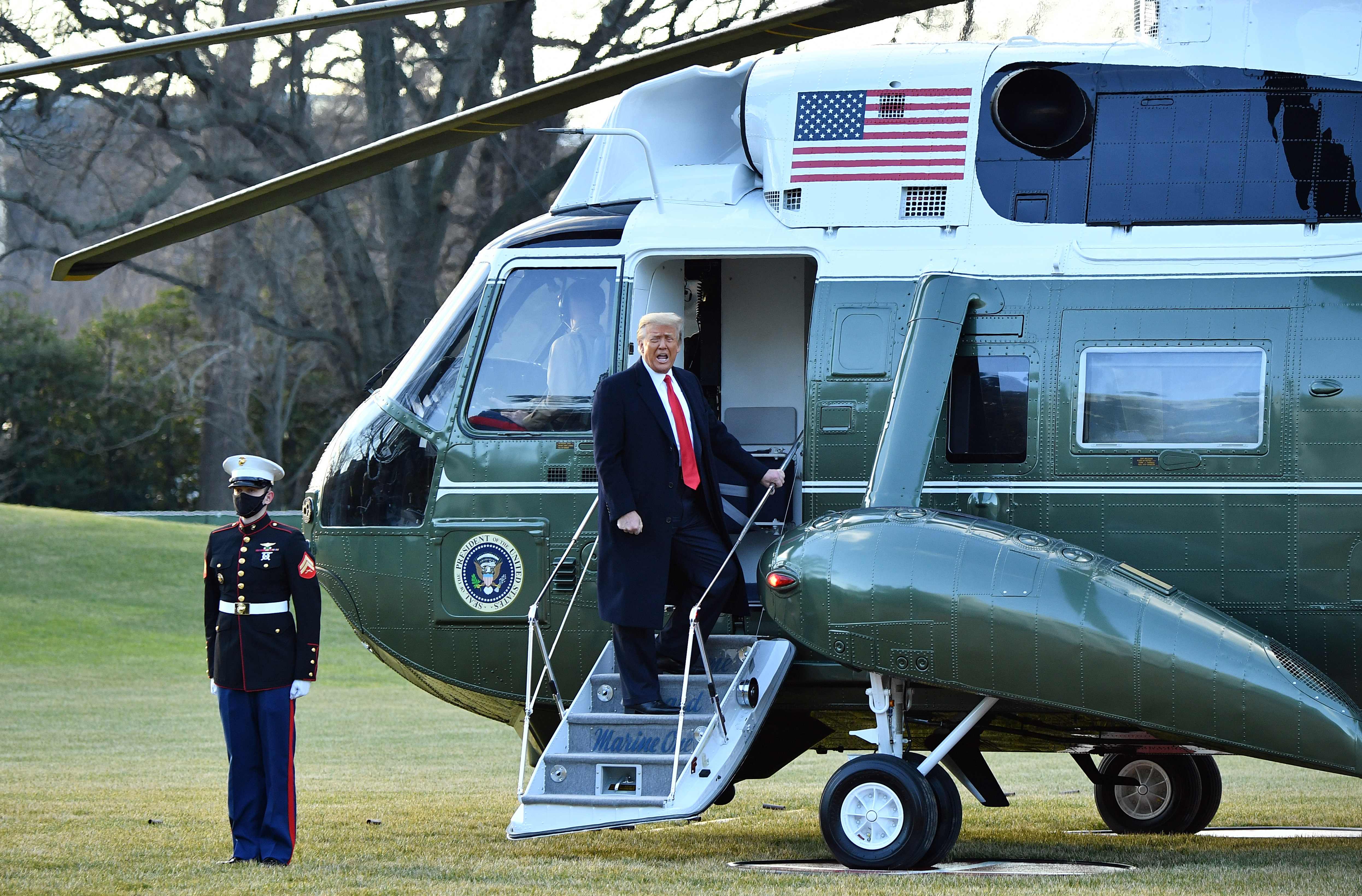 El presidente de Estados Unidos, Donald Trump, sube al Marine One en su salida de la Casa Blanca. (Foto Prensa Libre: AFP)