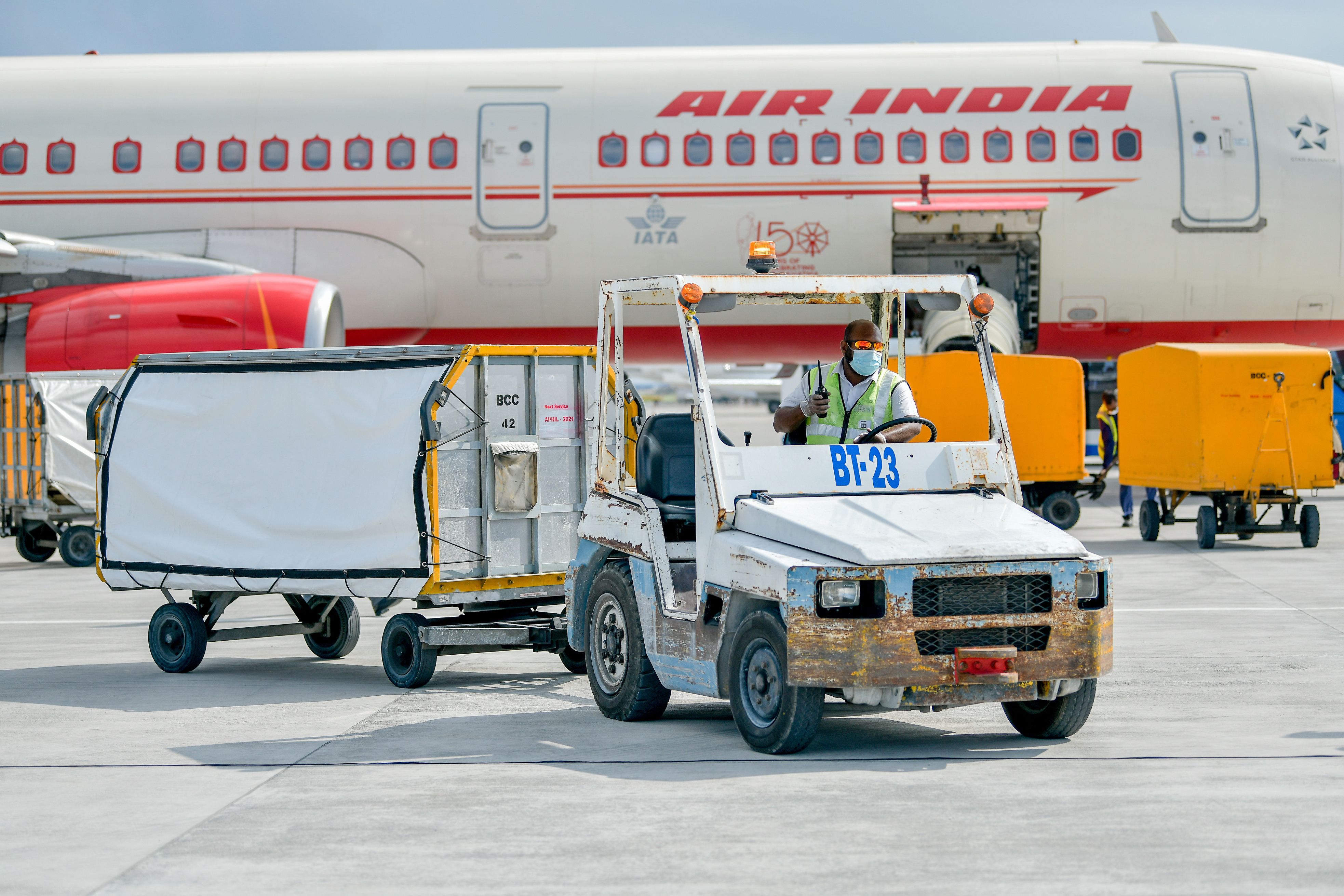 Un vuelo de Air India traslada dosis de la vaucuna Covishield fabricada en India. Es la primera vacuna de ese país en ser exportada. (Foto Prensa Libre:  AFP)