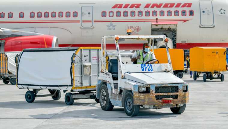 Un vuelo de Air India traslada dosis de la vaucuna Covishield fabricada en India. Es la primera vacuna de ese país en ser exportada. (Foto Prensa Libre:  AFP)