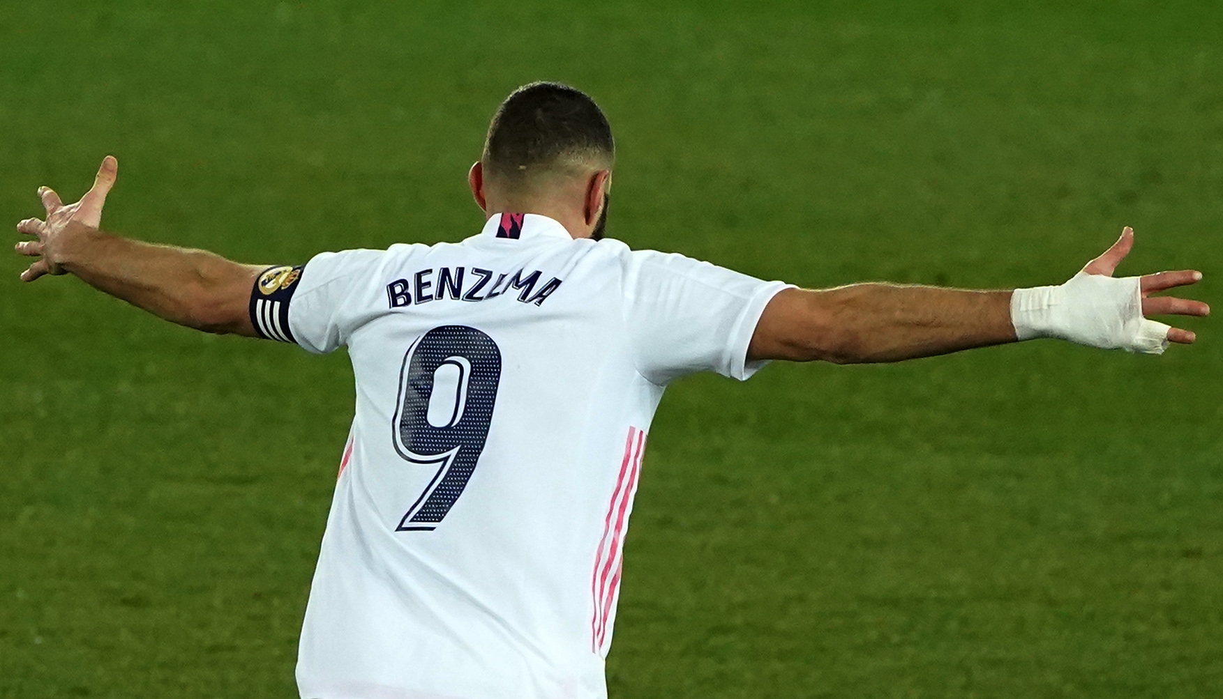 Karim Benzema anotó un doblete en el juego en el que el Real Madrid derrotó 1-4 de visita al Alavés, equipo que celebraba su centenario. (Foto Prensa Libre: AFP)