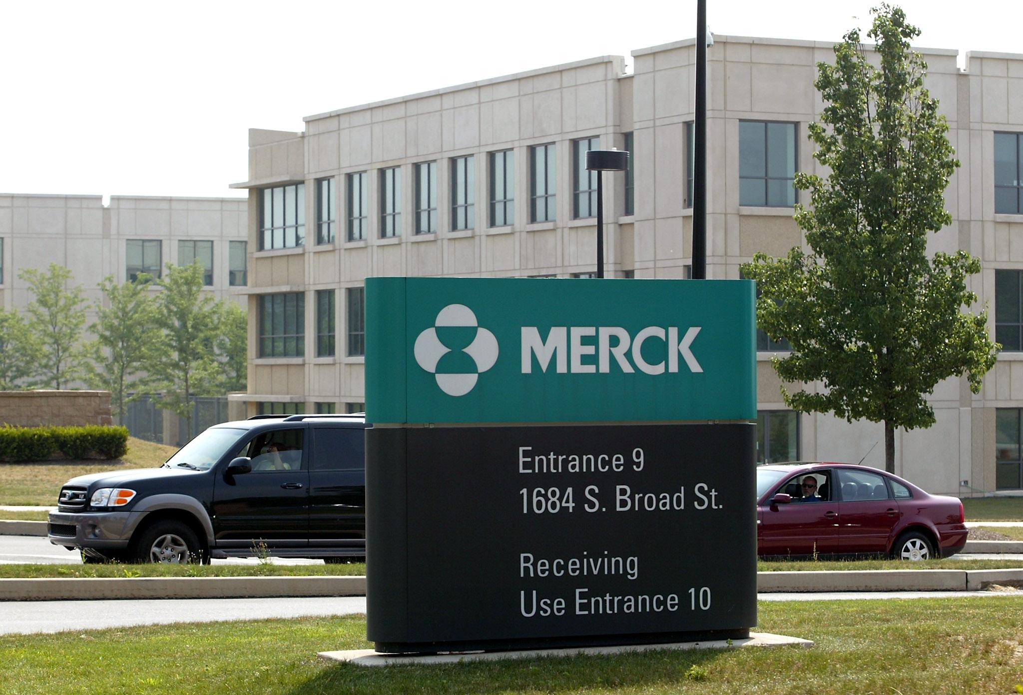 La empresa farmacéutica estadounidense Merck detuvo el desarrollo de dos posibles vacunas covid-19. (Foto Prensa Libre: AFP)