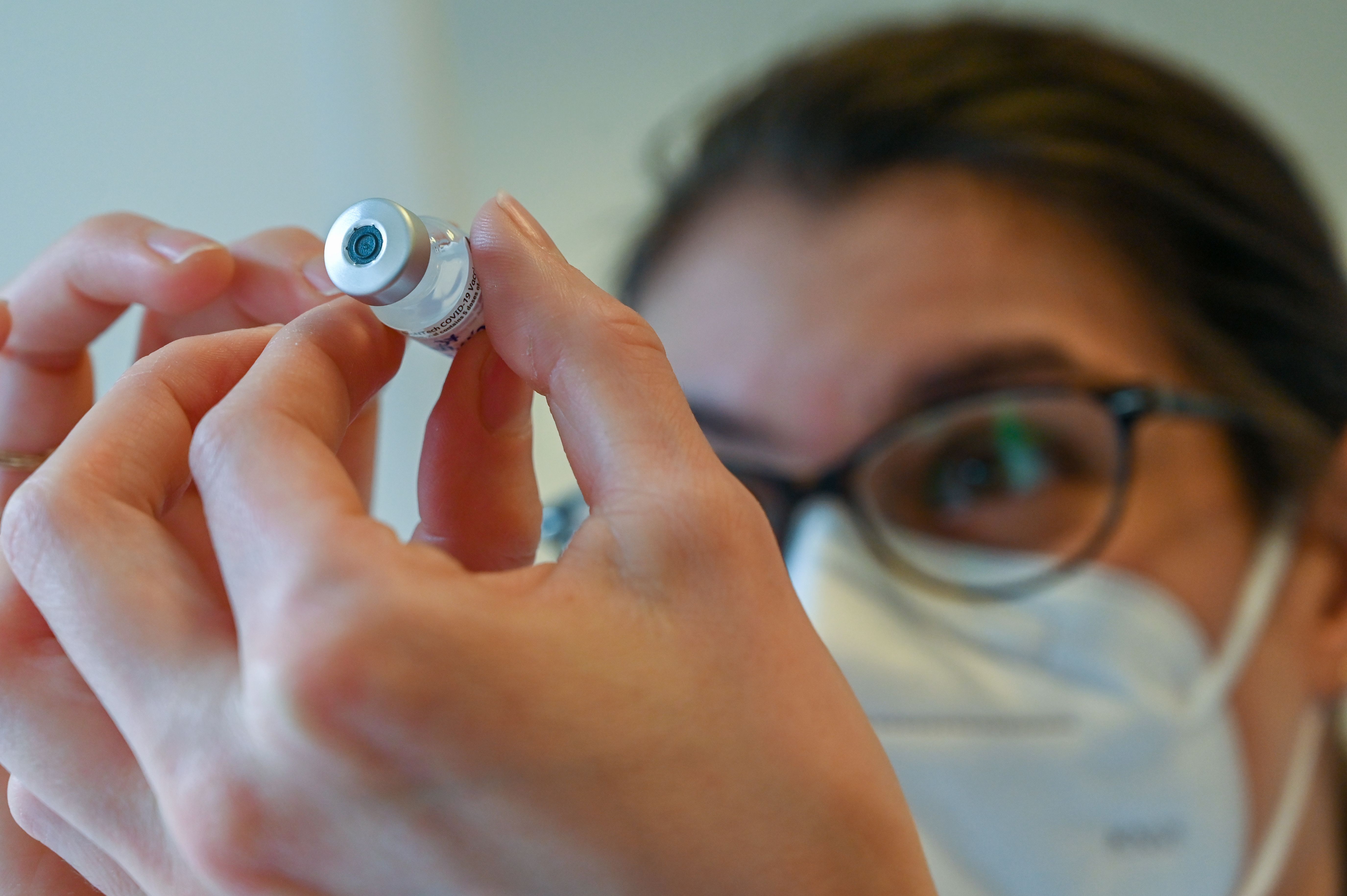 Autoridades de salud europeas emitieron un informa sobre el primer mes de uso de la vacuna Pfizer contra el coronavirus y no identificaron efectos secundarios.  (AFP)