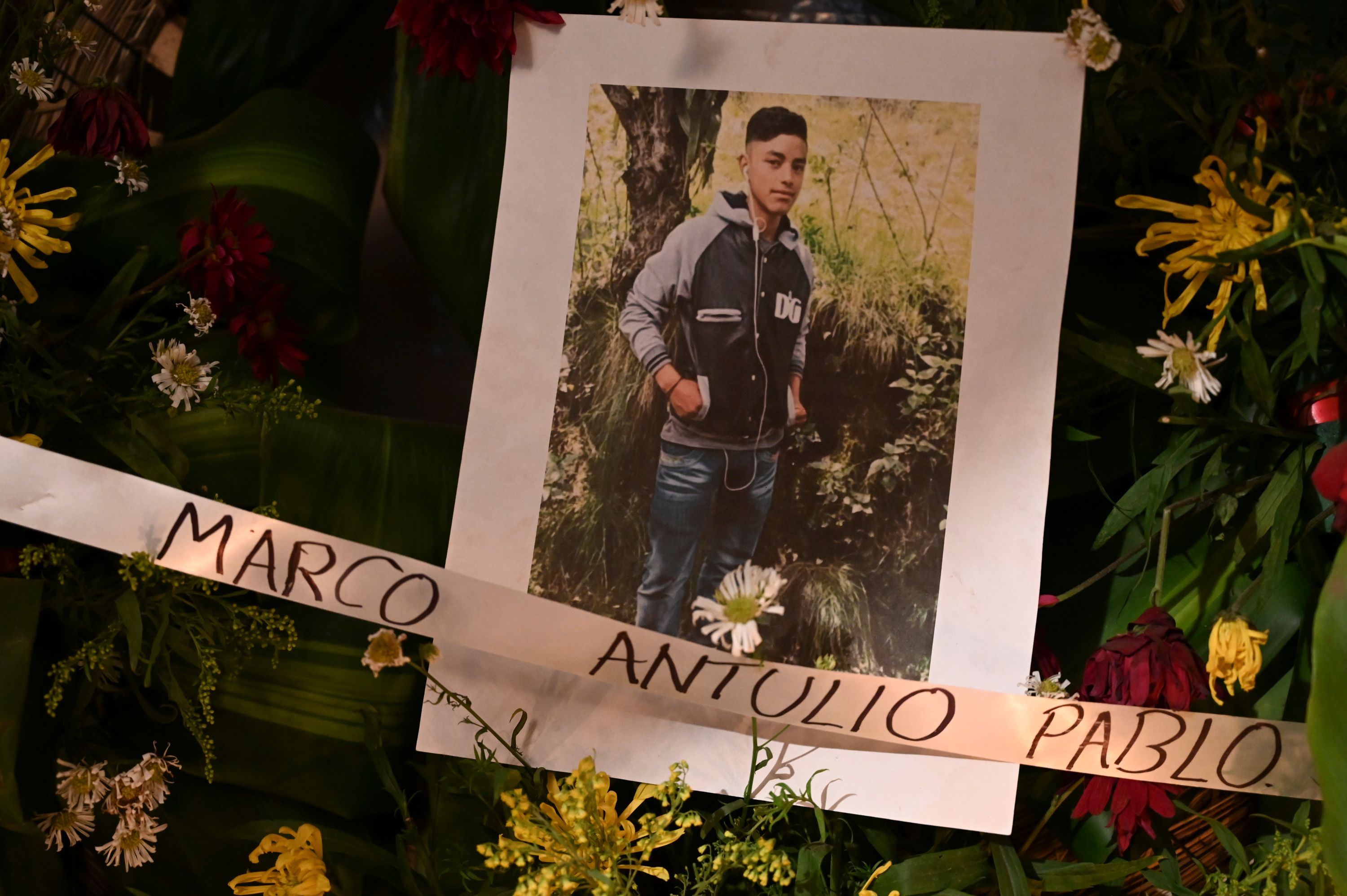 En Comitancillo, San Marcos, familiares de las víctimas de la masacre de Tamaulipas aún esperan los cuerpos de sus seres queridos. (Foto Prensa Libre. AFP)