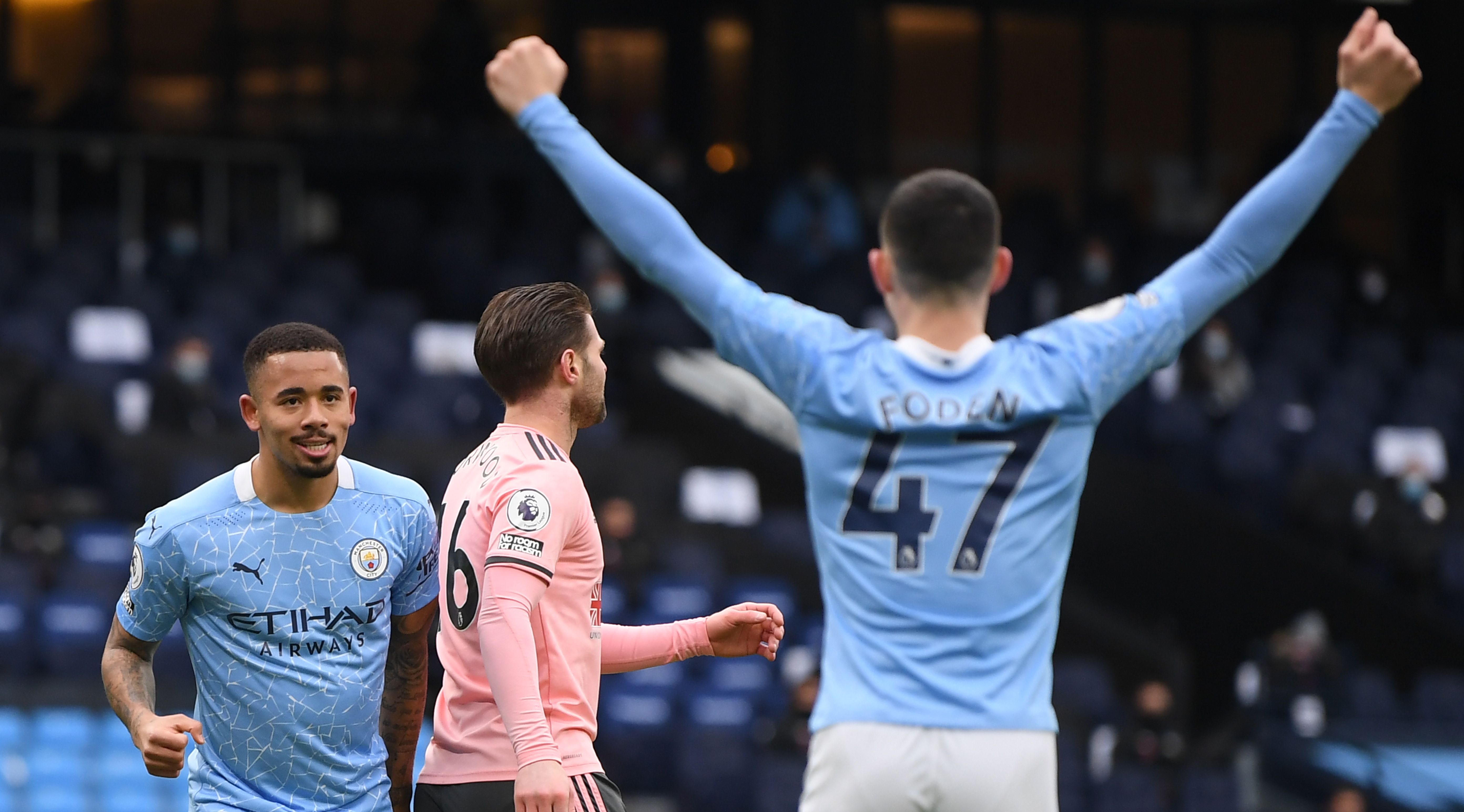 Gabriel Jesús celebra tras haber anotado el único gol del encuentro en el que el Manchester City derrotó 1-0 al Sheffield United. (Foto Prensa Libre: AFP)