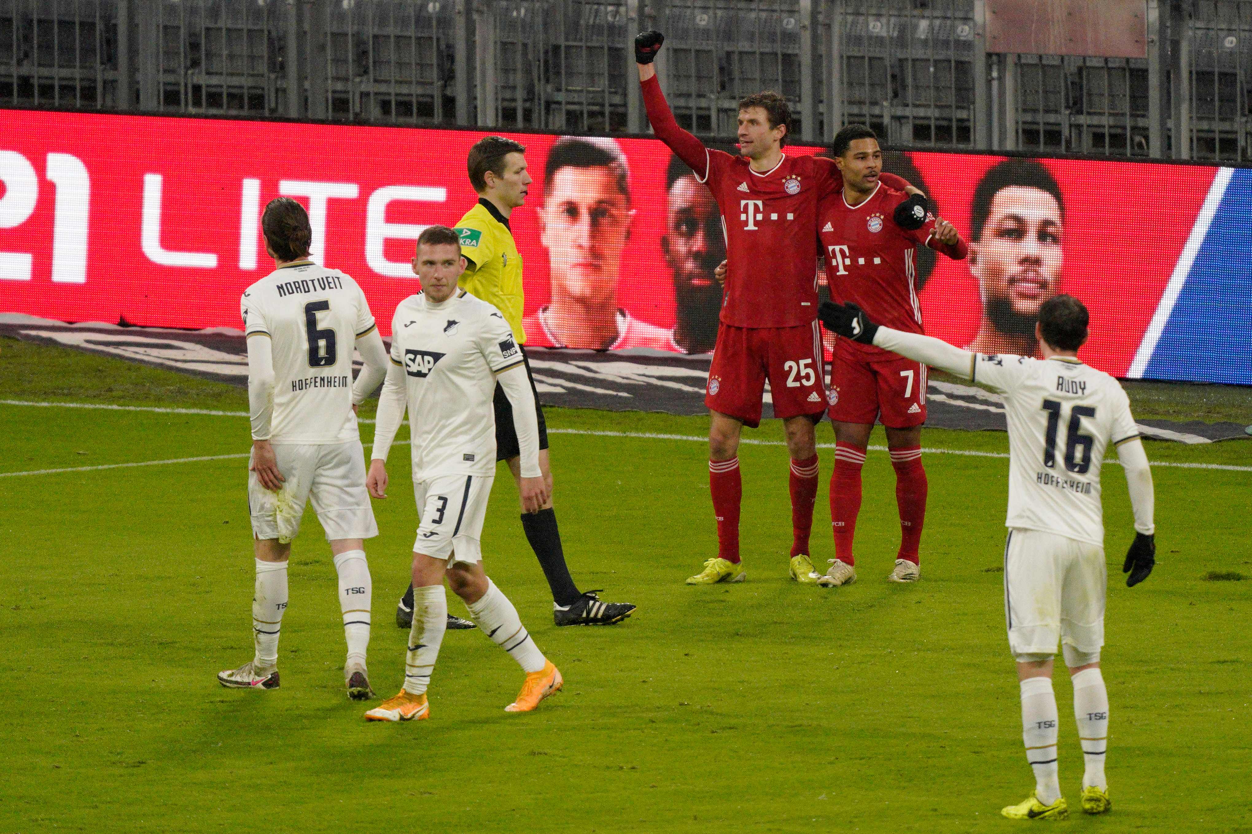 El Bayern Múnich propició en casa una goleada por 4-1 al Hoffenheim y sigue en el primer puesto de la Bundesliga. (Foto Prensa Libre: AFP)