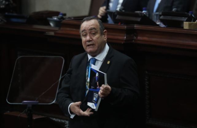 El presidente Giammattei entrega en el Congreso el informe de su primer año de gobierno. (Foto Prensa Libre: Érick Ávila) 