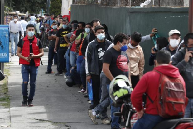 Personas hacen fila para tramitar carencia de antecedentes penales en la zona 9 de la capital. (Foto Prensa Libre: Esbin García) 