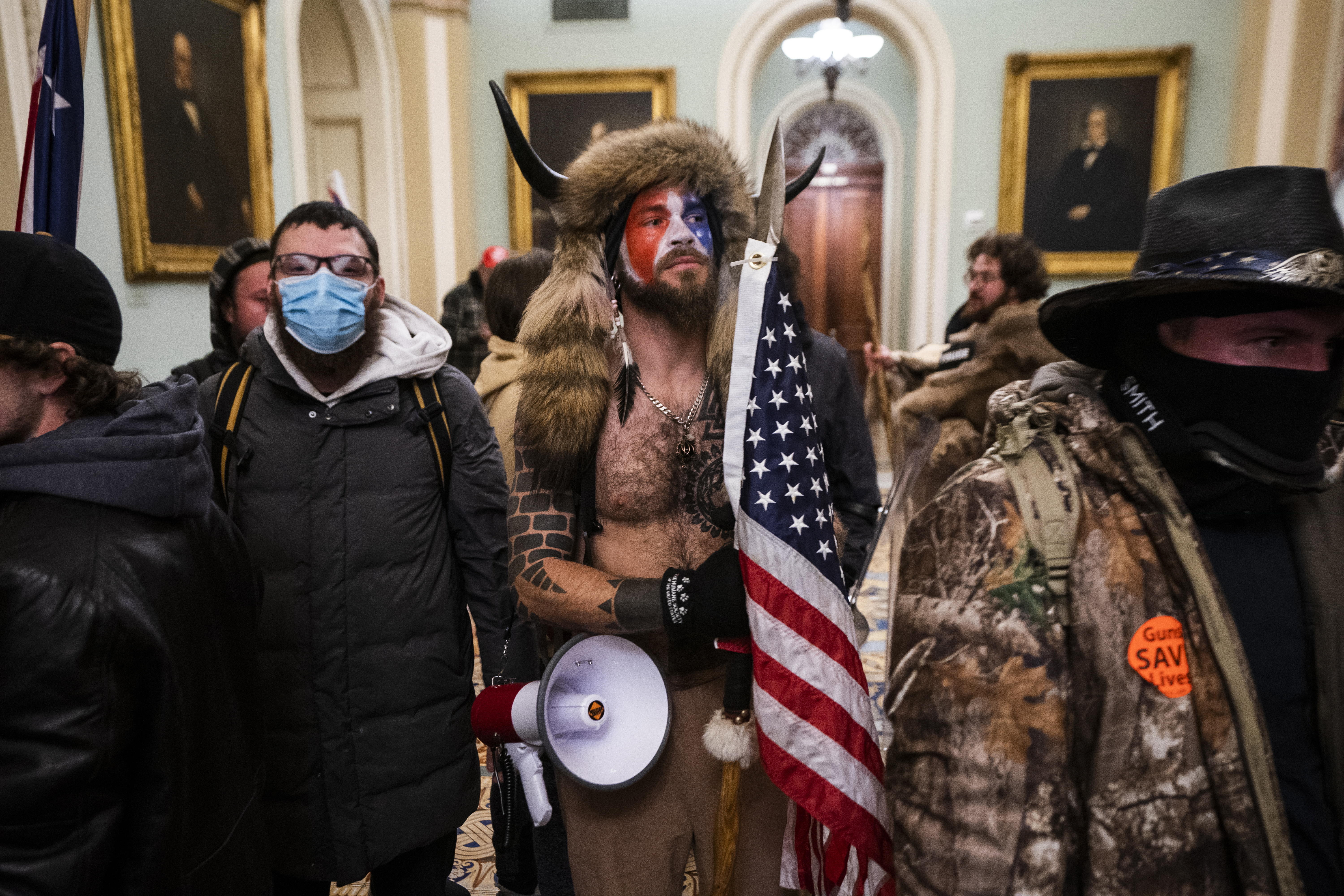 Esta es una de las imágenes más famosas de lo ocurrido en el Capitolio que circularon en todo el mundo y que fue captada por Jim Lo Scalzo. (Foto Prensa Libre: EFE)