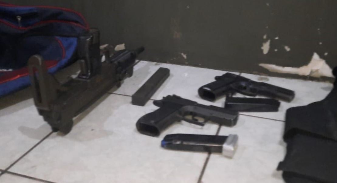 Una de las armas decomisadas en ataque armado en la zona 18. (Foto Prensa Libre: PNC)