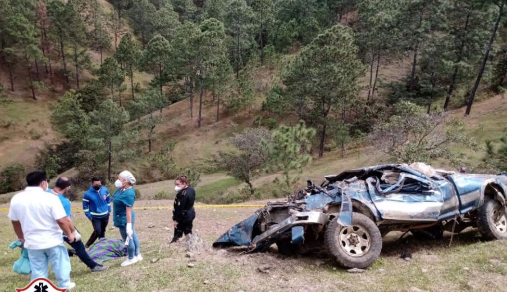 En el accidente de la comunidad Piedras Blancas, San Andrés Sajcabajá, Quiché, hubo 2 muertos y 13 heridos. (Foto Prensa Libre: Bomberos Municipales Departamentales)