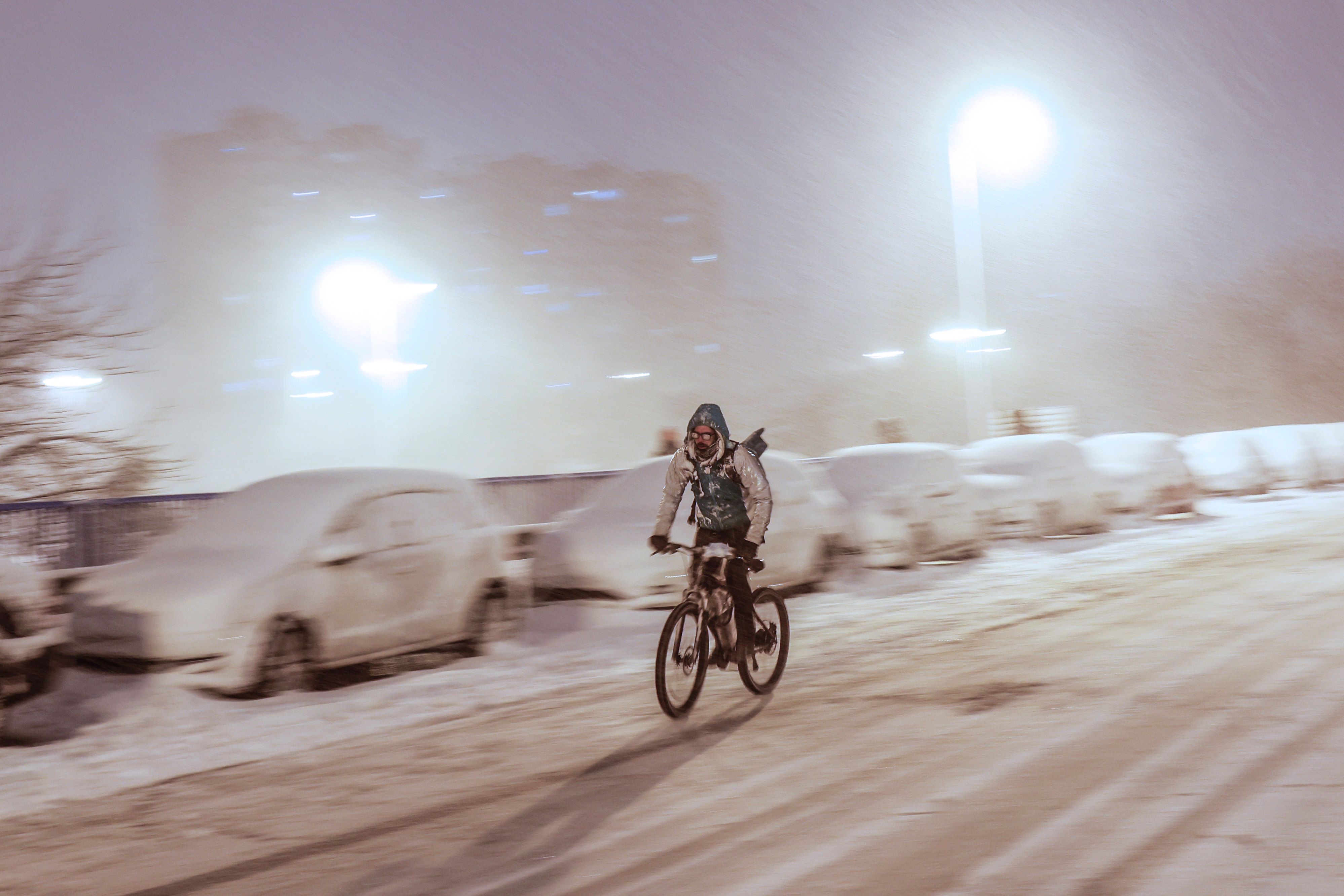 Un repartidor en bicicleta circula por la madrileña avenida Ramón y Cajal completamente nevada, en una jornada en la que la Agencia Estatal de Meteorología ha activado el nivel rojo por la previsión de fuertes nevadas. (Foto Prensa Libre: EFE) 	