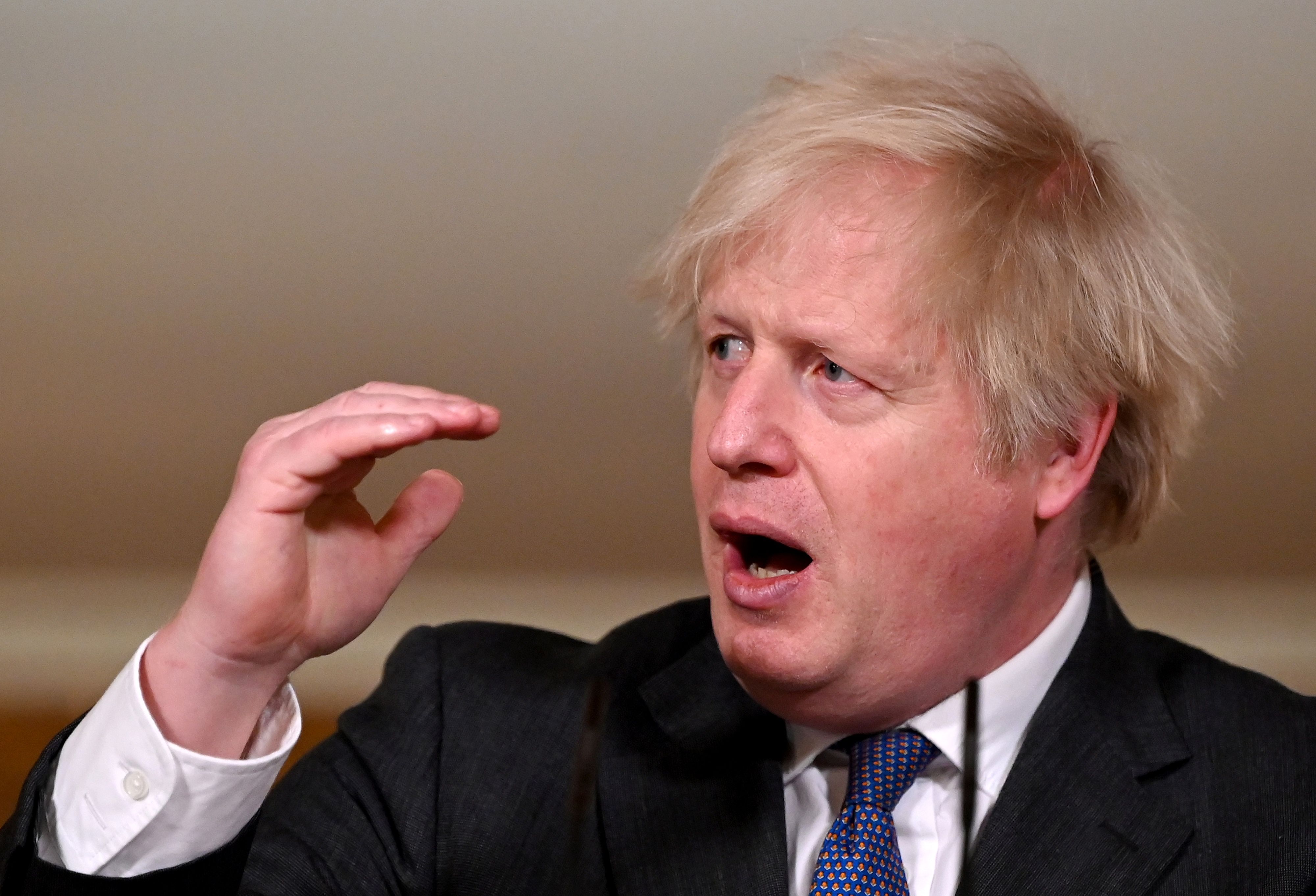 El primer ministro británico, Boris Johnson, anunció que la variante identificada en el Reino Unido del coronavirus “está asociada a un mayor nivel de mortalidad”. (Foto Prensa Libre: AFP) 