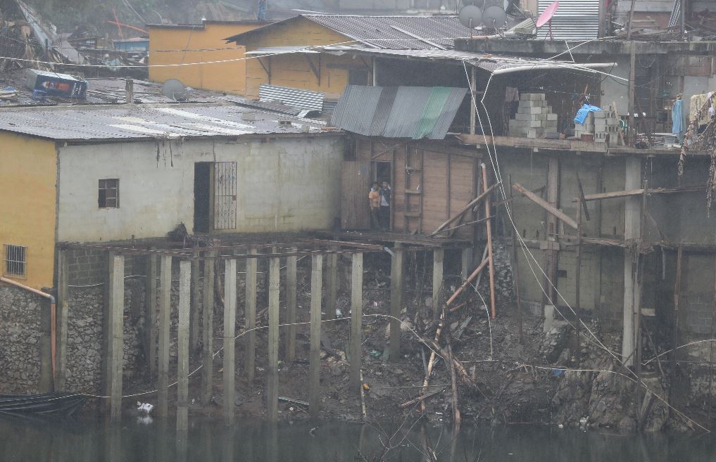 El recuento oficial indica que 900 casas en Campur quedaron bajo el agua. El agua retrocede y a principios de enero 150 viviendas ya están visibles en la superficie. (Foto Prensa Libre: Érick Ávila)