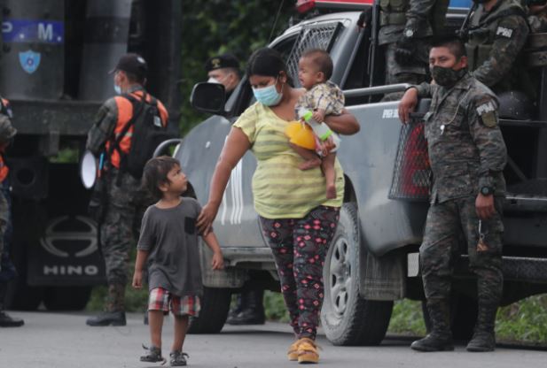Mujeres viajan con sus hijas en la caravana de hondureños que pretende llegar a Estados Unidos. (Foto Prensa Libre: Érick Ávila) 