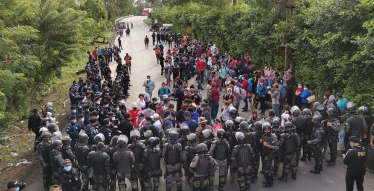 Policías resguardan la frontera entre Guatemala y Honduras. (Foto Prensa Libre: Érick Ávila)