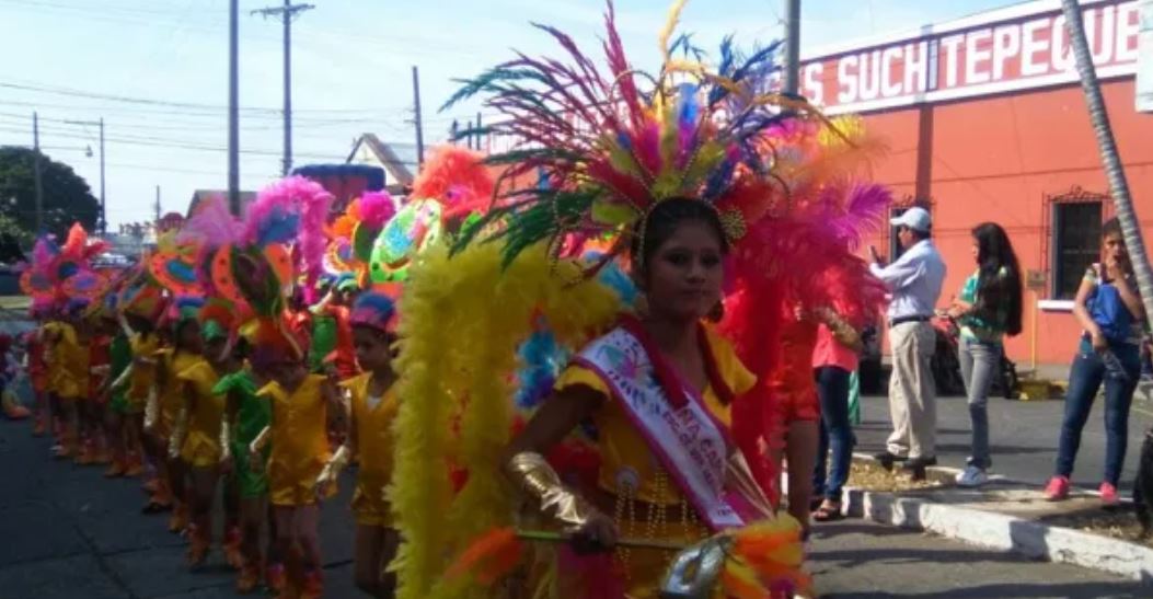 Estudiantes participan en desfiles durante el Carnaval de Mazatenango. (Foto Prensa Libre: Hemeroteca PL)