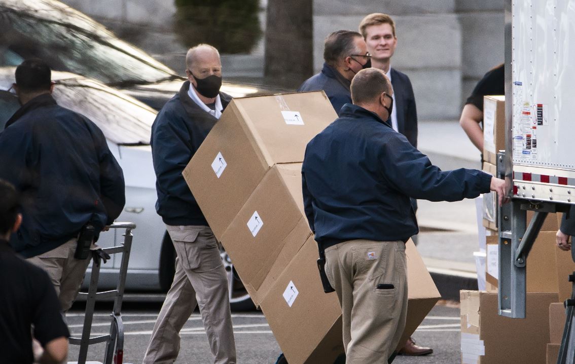 Trabajadores trasladan cajas a un camión entre la Casa Blanca y el edificio de oficinas ejecutivas de Eisenhower en Washington, DC. (Foto Prensa Libre: EFE)