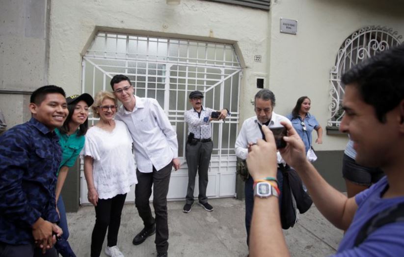 Personas posan para una foto en la fachada donde se rodó la película Roma. (Foto Prensa Libre: Tomada de Infobae) 