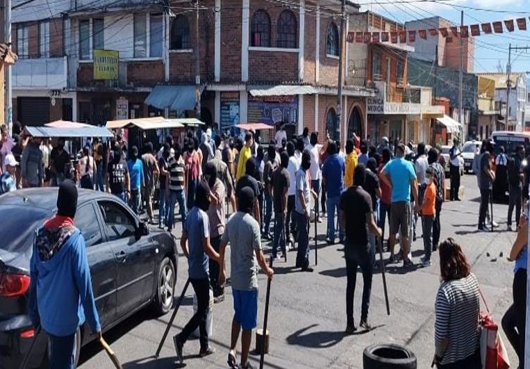 En el Mercado San José en la Colonia Quinta Samayoa, una multitud se organizó para evitar decomiso de producto de contrabando, según el MP. (Foto Prensa Libre: MP)  