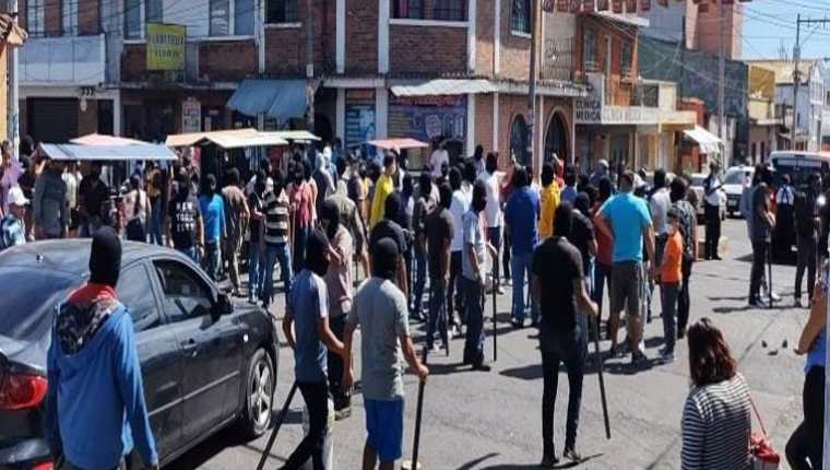 En el Mercado San José en la Colonia Quinta Samayoa, una multitud se organizó para evitar decomiso de producto de contrabando, según el MP. (Foto Prensa Libre: MP)  