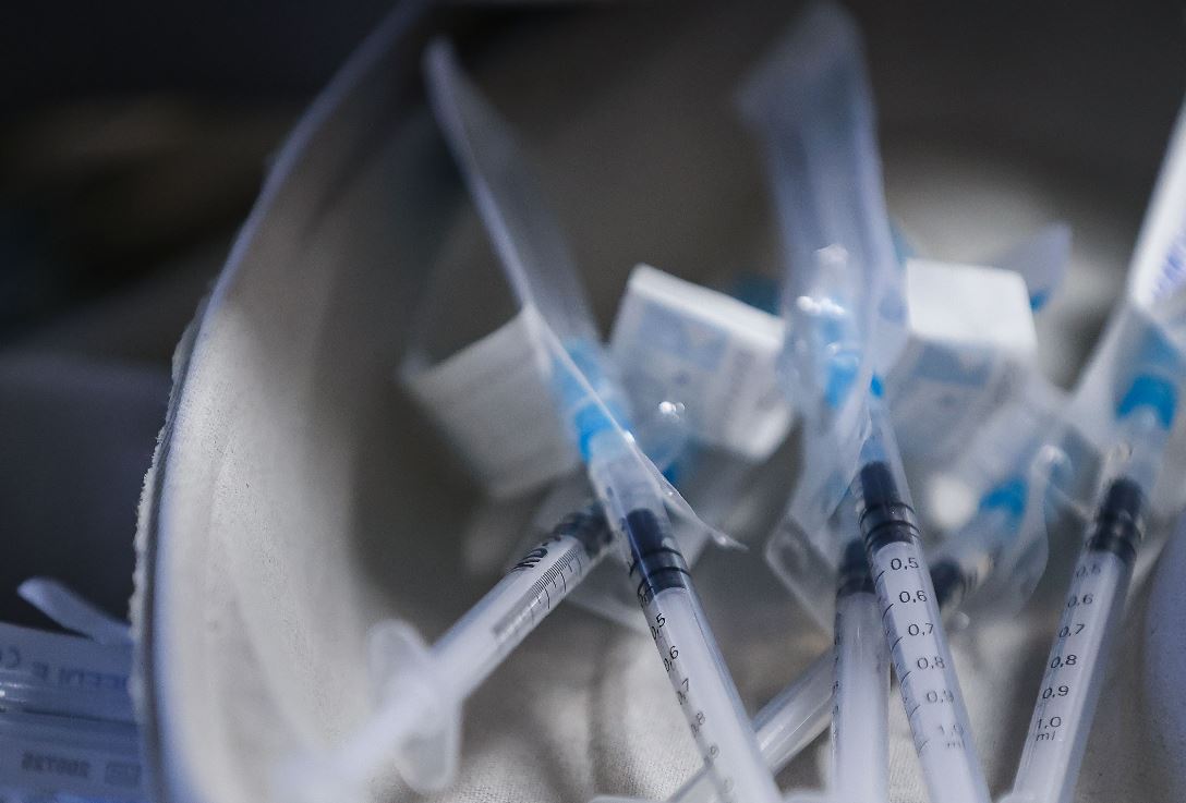 Europa ya lleva a cabo jornadas masivas de vacunación. (Foto Prensa Libre: AFP)