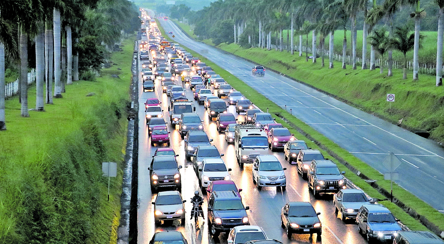 Entre 23 y 24 mil vehículos circulan a diario por la autopista Palín-Escuintla, y en días festivos el número supera los 27 mil. Los destinos son la Costa Sur y fronteras con El Salvador y México.