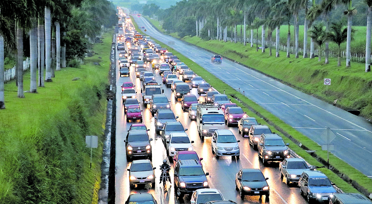Entre 23 y 24 mil vehículos circulan a diario por la autopista Palín-Escuintla, y en días festivos el número supera los 27 mil. Los destinos son la Costa Sur y fronteras con El Salvador y México.