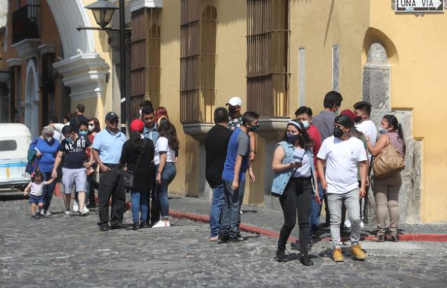 Las autoridades de Salud han pedido a los guatemaltecos mantener la prevención para evitar más casos de covid-19. (Foto Prensa Libre: Érick Ávila)