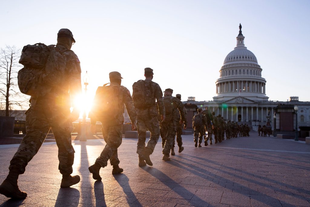 Después del asalto al Congreso se reforzó la cantidad de militares para resguardar el Capitolio. (Foto Prensa Libre: EFE)