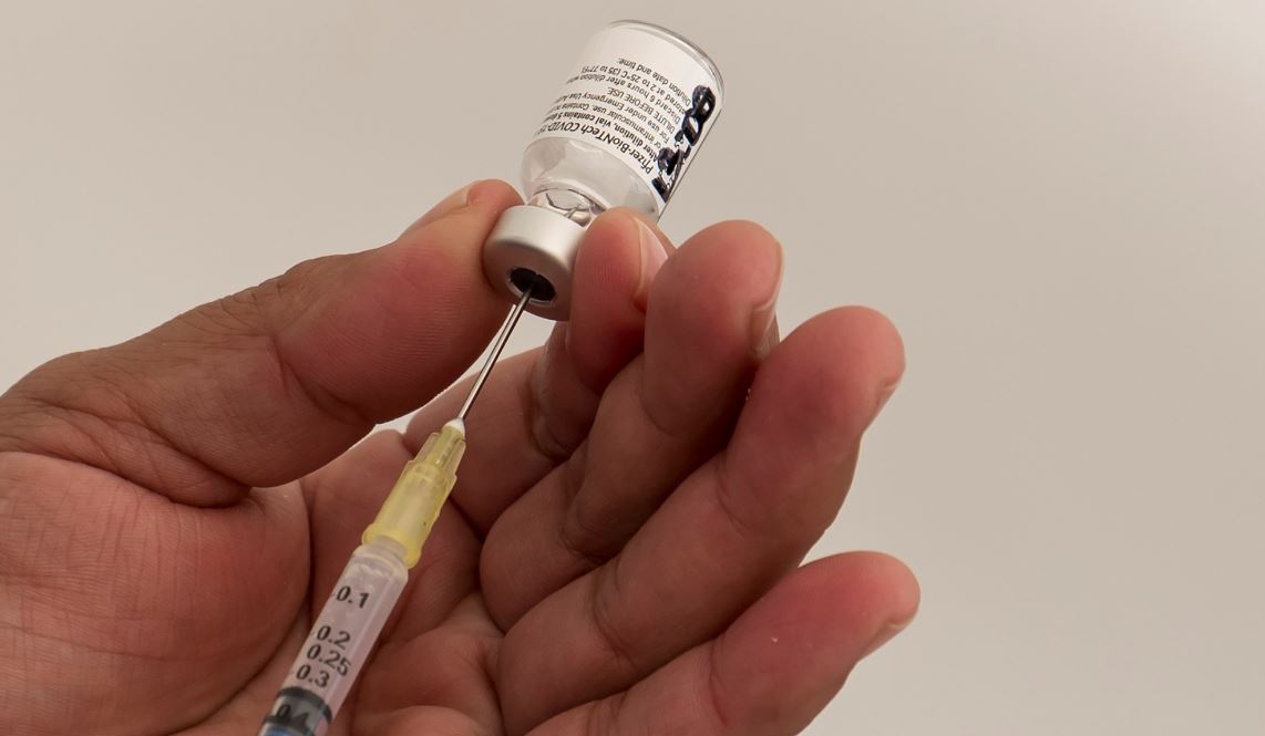 Varios países ya comenzaron la vacunación contra el covid-19. (Foto Prensa Libre: EFE)