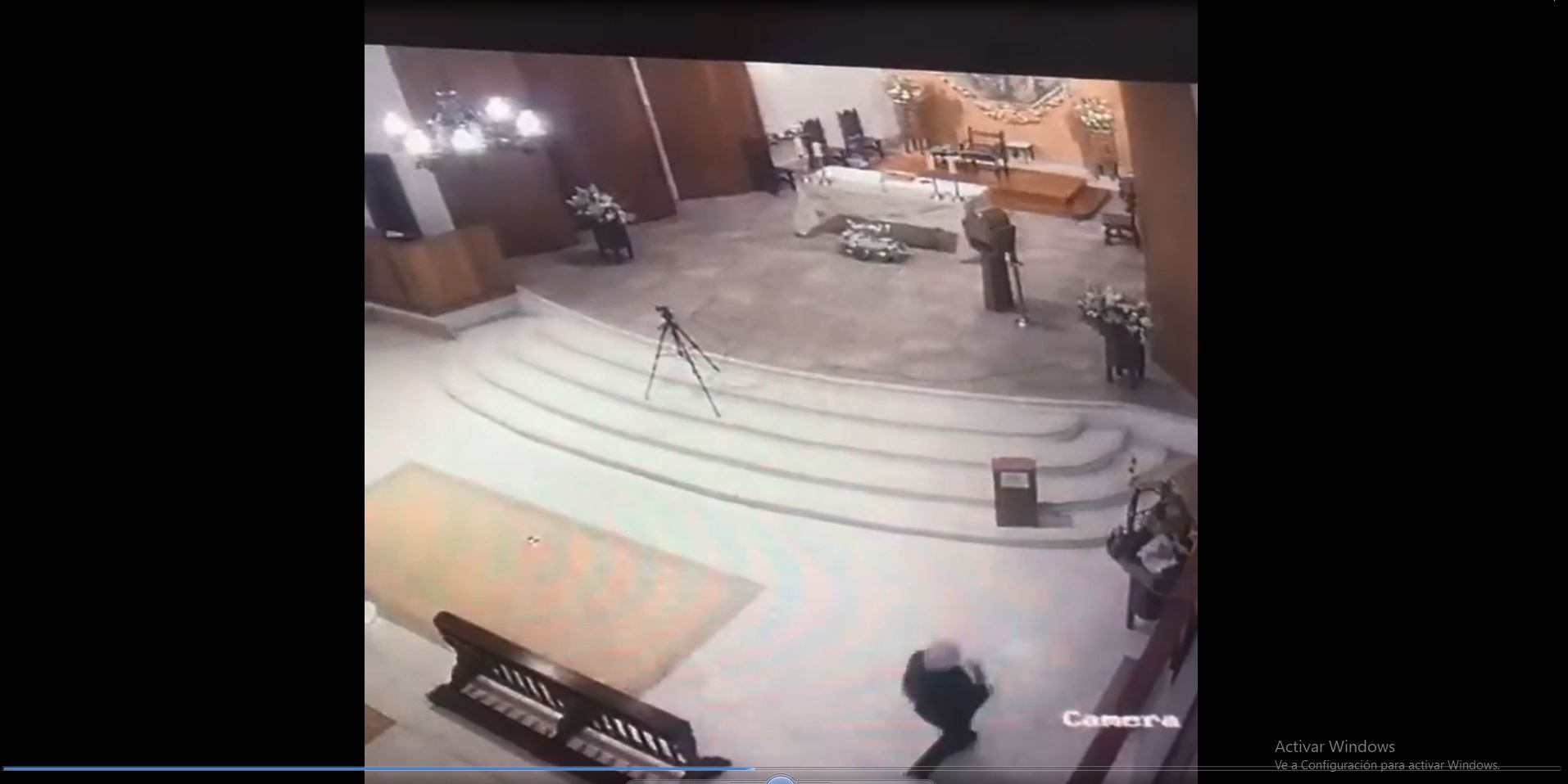 Las cámaras de videovigilancias de la Parroquia Santo Tomás de Aquino captaron el momento en que una mujer roba la imagen del Niño Dios. (Foto Prensa Libre: Captura de video)
