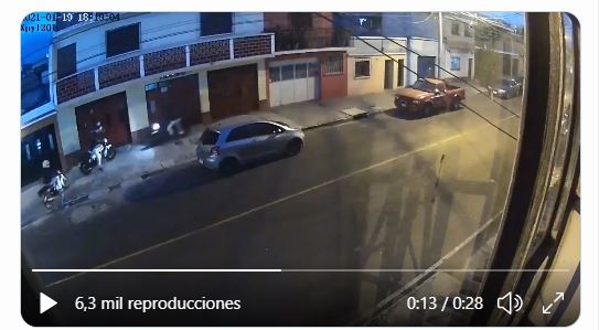 Una cámara de video vigilancia grabó el robo a un peatón en la colonia Roosevelt, zona 11 de la capital, el cual fue perpetrado por cuatro motoristas. (Foto Prensa Libre: Captura de pantalla)