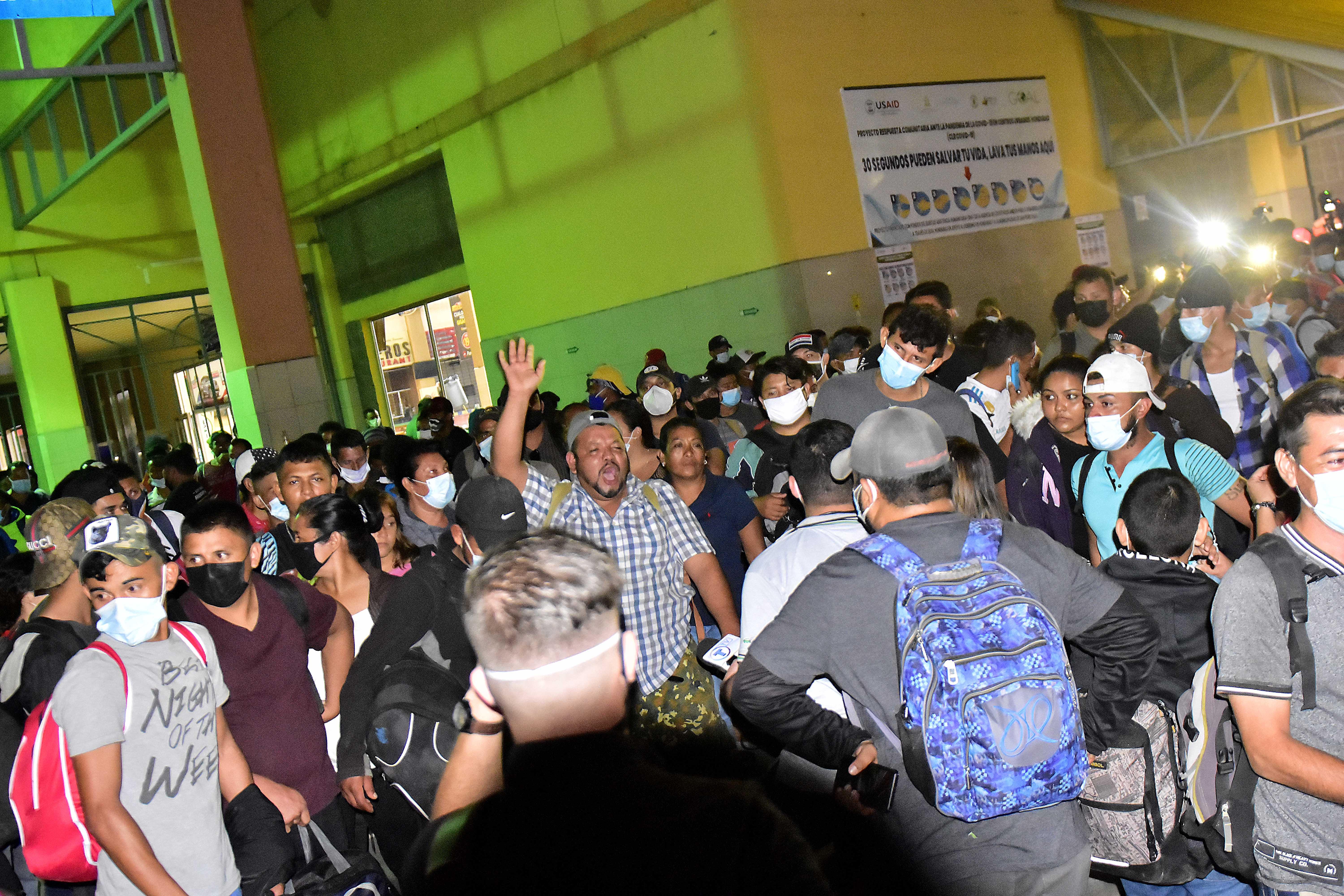 Cientos de hondureños se preparaban la noche de este jueves para partir en una nueva caravana de migrantes, en la Gran Central Metropolitana de San Pedro Sula, Honduras. (Foto Prensa Libre: EFE)