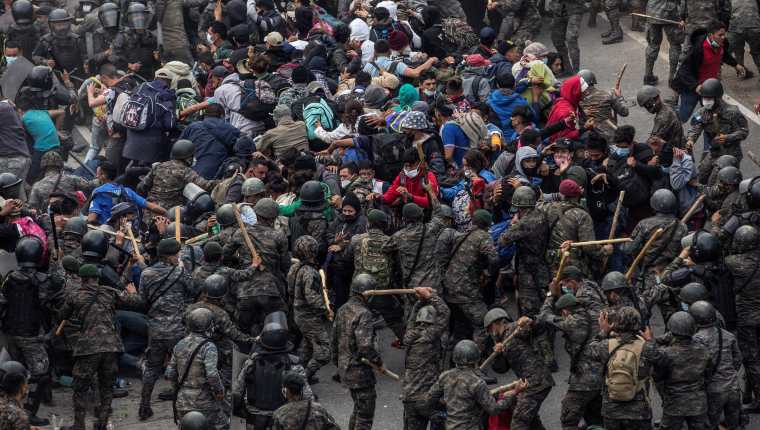 Soldados y agentes de la PNC han sido enviados a la frontera con Honduras para evitar el paso de hondureños que entraron a Guatemala de forma ilegal. (Foto Prensa Libre: EFE)