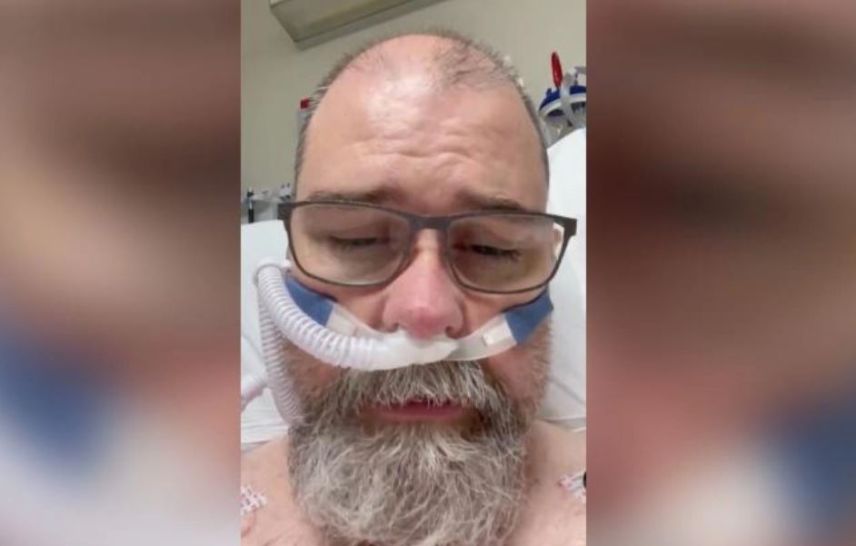 Chuck Stacey ha publicado videos en redes sociales desde su cama de hospital en Florida. (Foto Prensa Libre: Tomada de CNN)