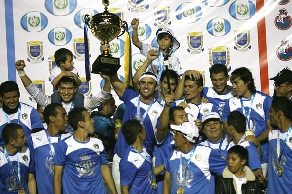 José Manuel Contreras levanta la copa del hexacampeonato en el Clausura 2015. (Foto Prensa Libre: Hemeroteca PL)