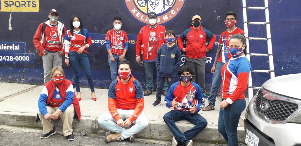 Integrantes de La Curva apoyan al equipo afuera del estadio. (Foto Prensa Libre: Cortesía Elvio López)