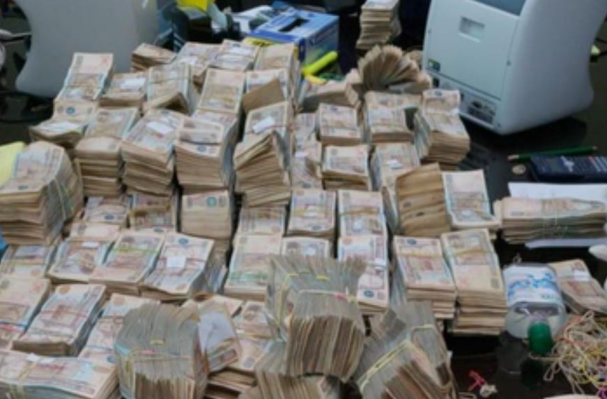 Parte del dinero decomisado en un condominio en Antigua Guatemala. (Foto Prensa Libre: MP)