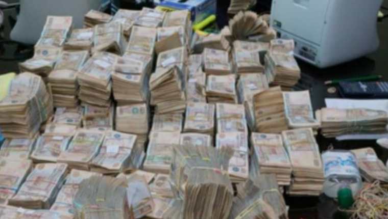 Parte del dinero decomisado en un condominio en Antigua Guatemala. (Foto Prensa Libre: MP)
