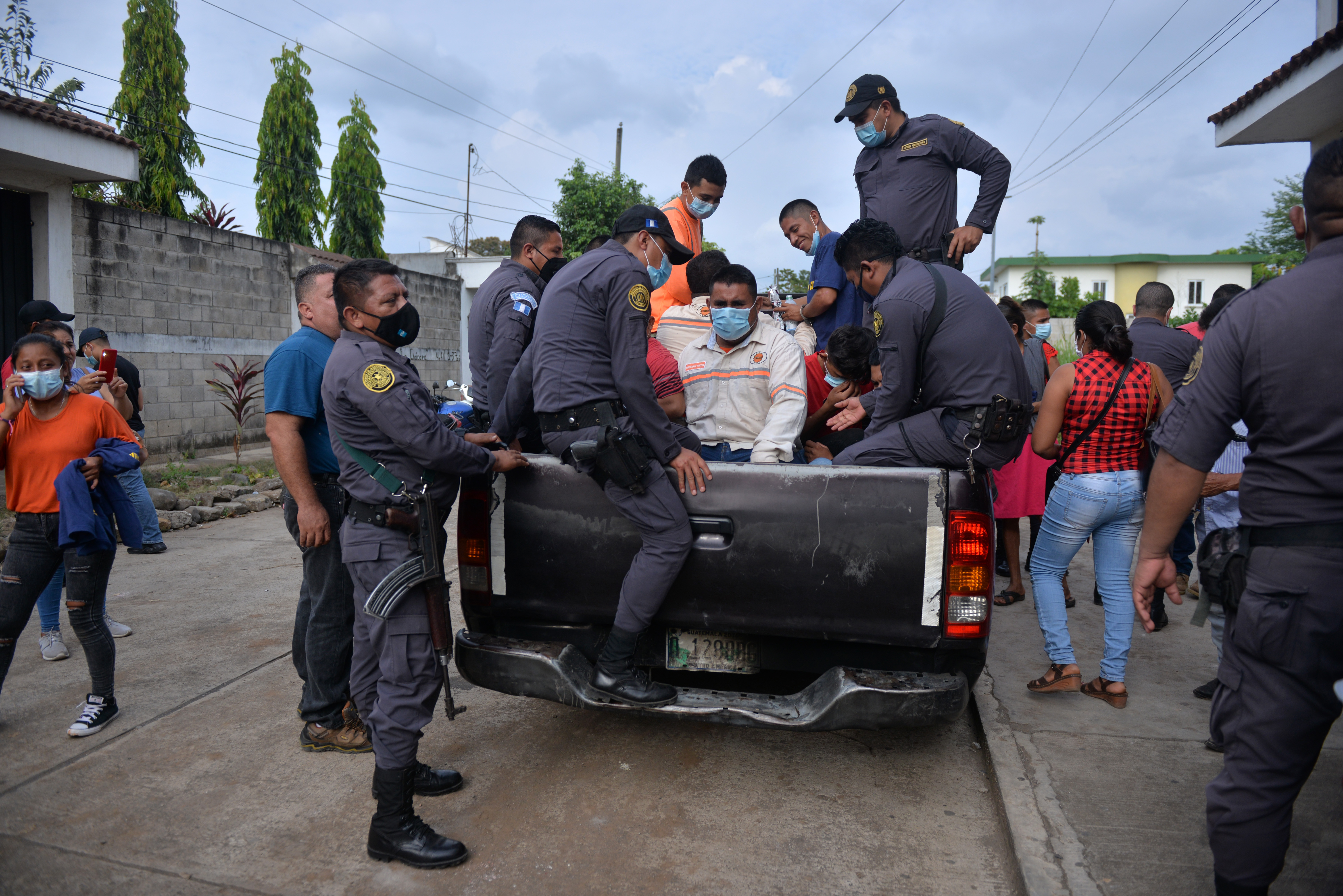 Las 15 personas fueron detenidas durante un operativo antidrogas en una plantación de caña de azúcar en Retalhuleu. (Foto Prensa Libre: Victoria Ruiz)