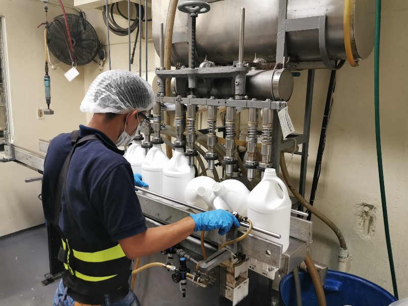 La manufactura de alcoholes y productos químicos, jabones, relacionados con la pandemia, fueron cruciales para mantener la producción nacional a flote en 2020. (Foto Prensa Libre: Hemeroteca)