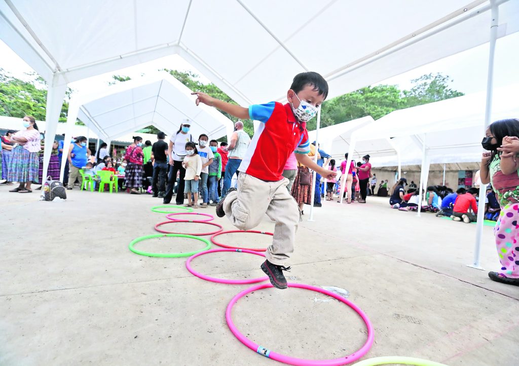 Un niño participa en las actividades lúdicas organizadas por la Unicef, en uno de los albergues de Campur, San Pedro Carchá, Alta Verapaz. Foto: Juan Diego González