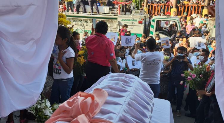 Decenas de personas dan el último adiós a Hillary Arredondo de León. (Foto Prensa Libre: Enrique Paredes)  