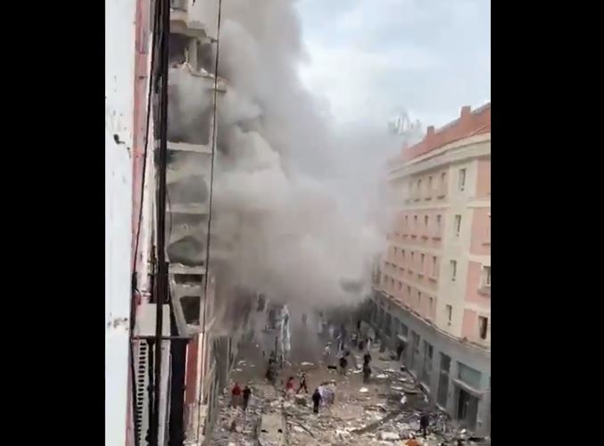 Momento de la explosión en un edificio en el centro de Madrid, España. (Foto Prensa Libre: Tomada de redes) 