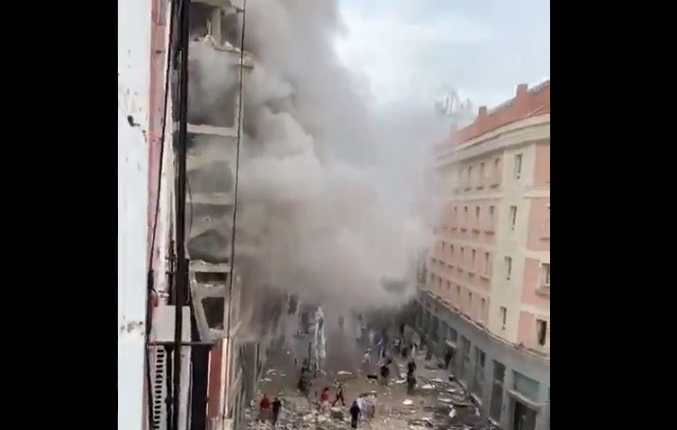 Momento de la explosión en un edificio en el centro de Madrid, España. (Foto Prensa Libre: Tomada de redes) 