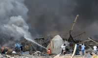 Bomberos tratan de extinguir las llamas de una de las explosiones el puerto de Beirut. (Foto Prensa Libre: AFP)