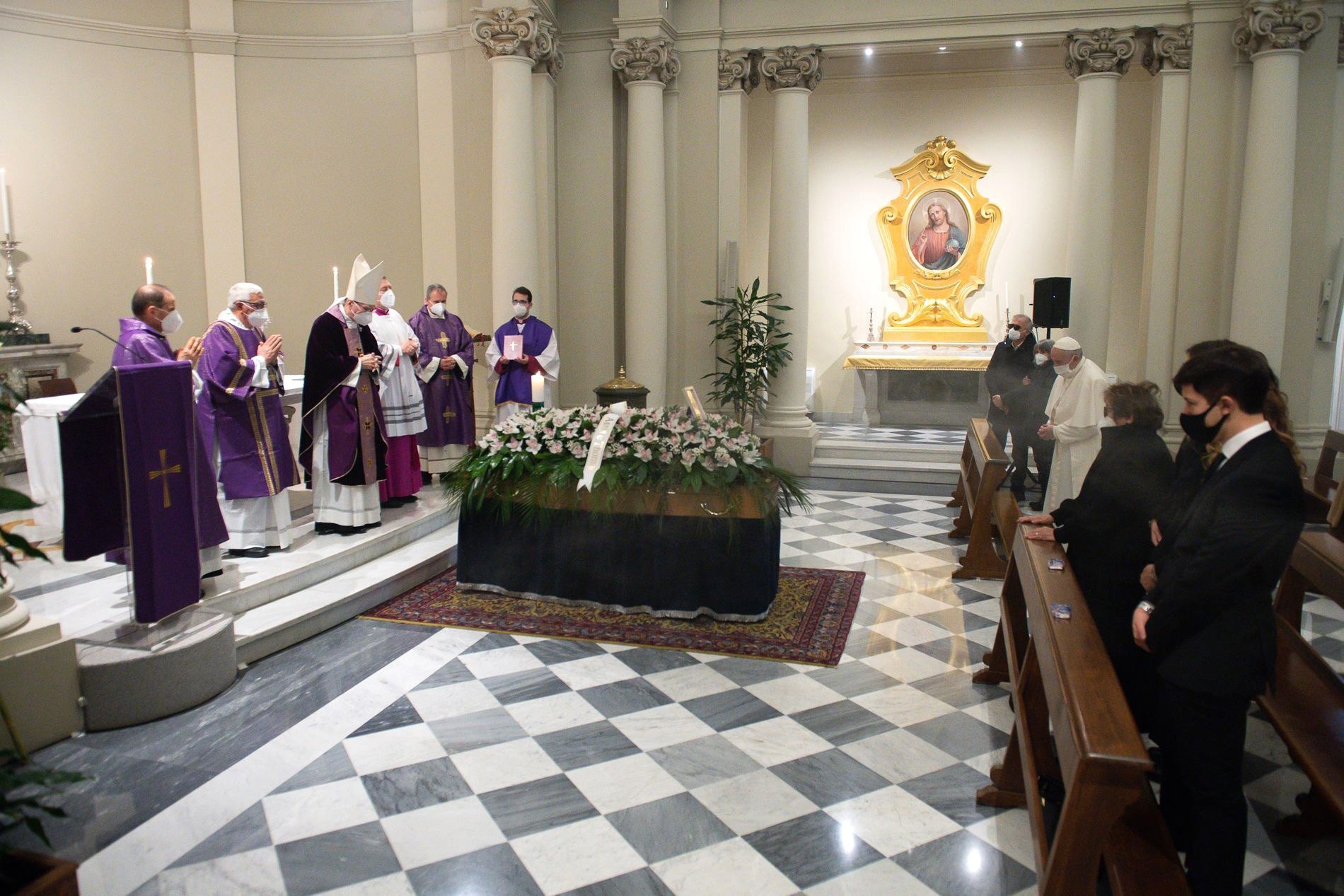 
El papa Francisco asistió al funeral de su médico general, víctima del coronavirus. (Foto Prensa Libre: EFE)