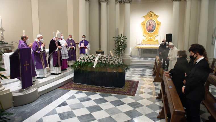 
El papa Francisco asistió al funeral de su médico general, víctima del coronavirus. (Foto Prensa Libre: EFE)